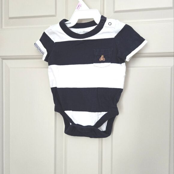 3/$15 Gap short sleeve onesie 0-3 m - Picture 1 of 4